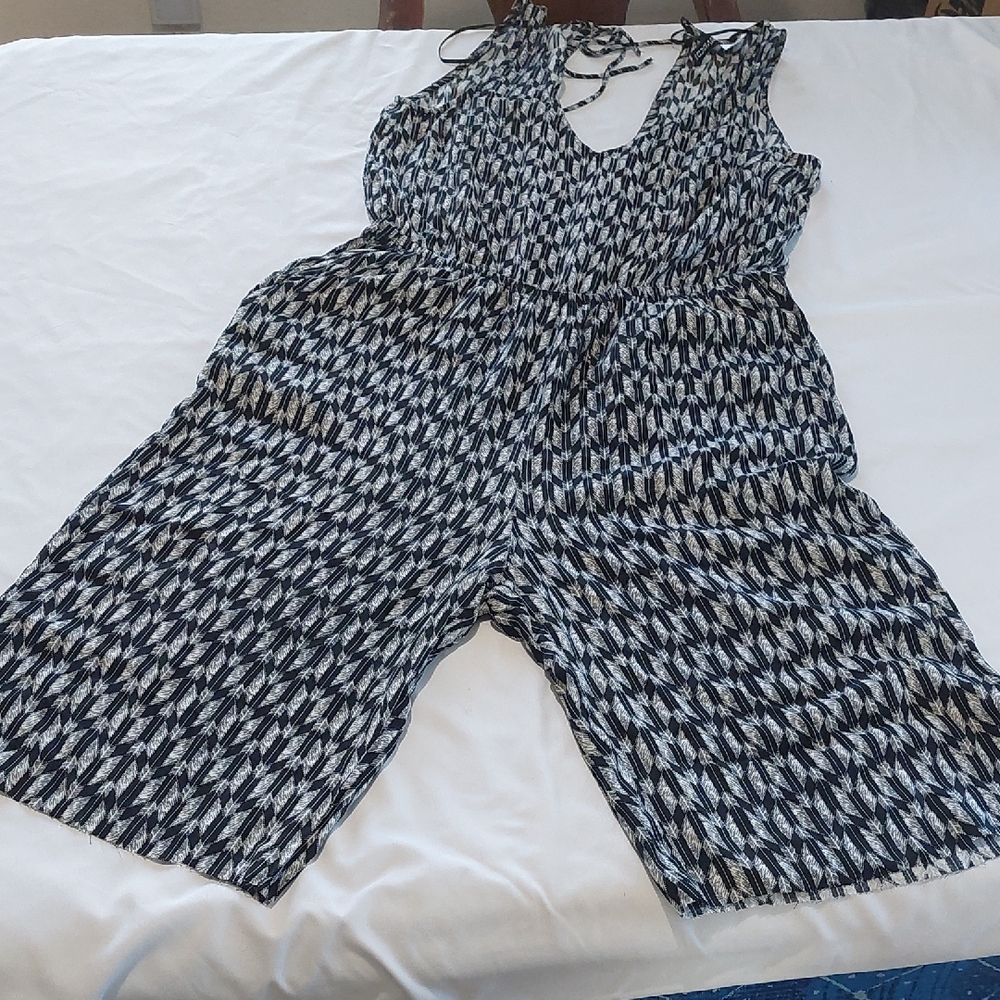 H&M Patterned Short  Jumpsuit Raw Hem .Lightweight Great For Spring .